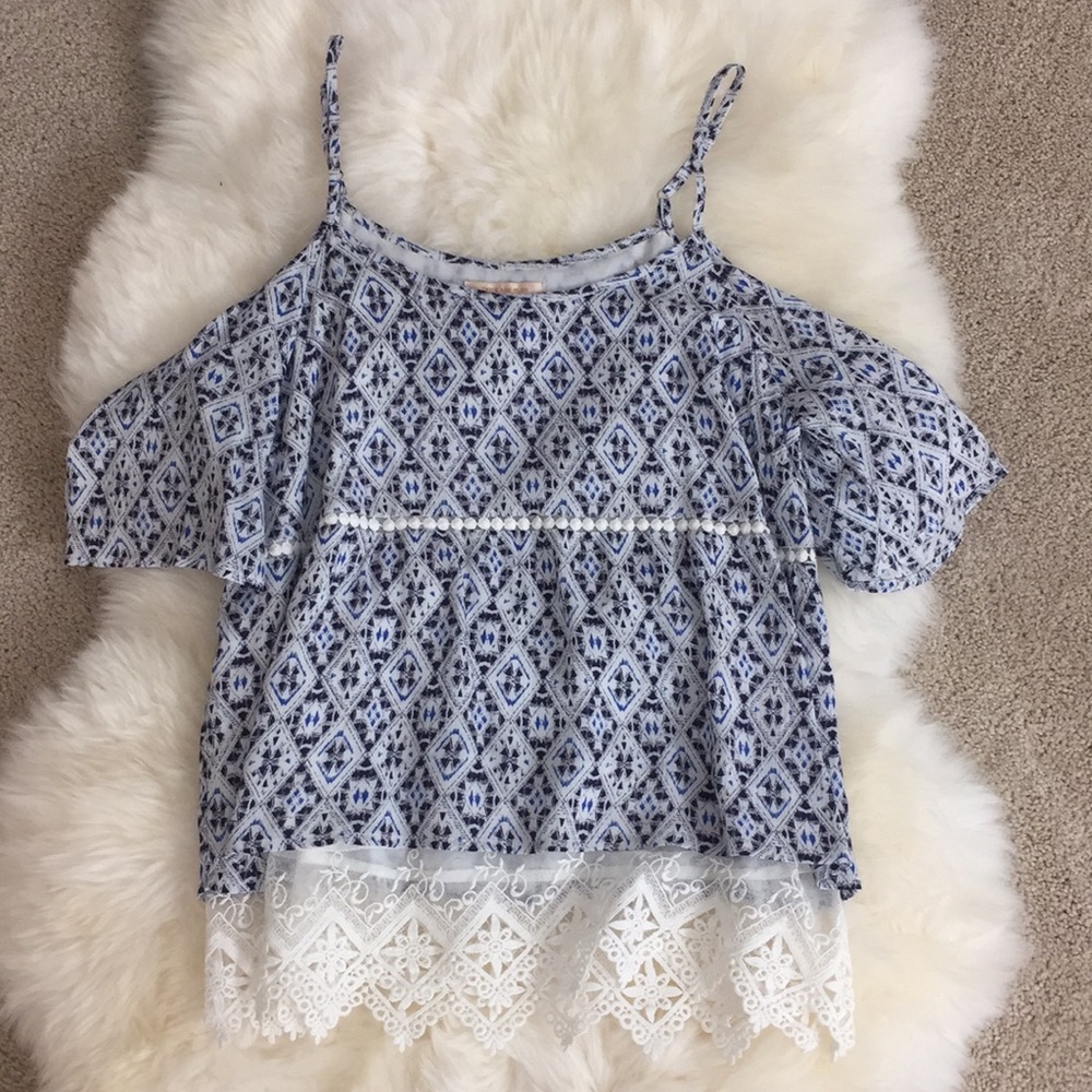 Laced shoulder cut out tank with adjustable straps